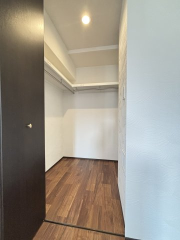 グラン・パレ大倉山ウエストタワーの収納|約6.8帖の洋室にあるウォークインクローゼット