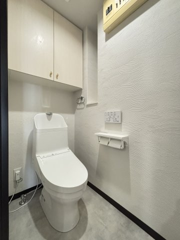グラン・パレ大倉山ウエストタワーのトイレ|備品の収納に便利な吊戸棚を備えています