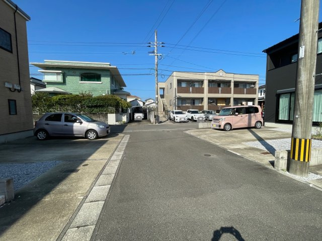 月見ヶ丘2丁目の前面道路含む現地写真