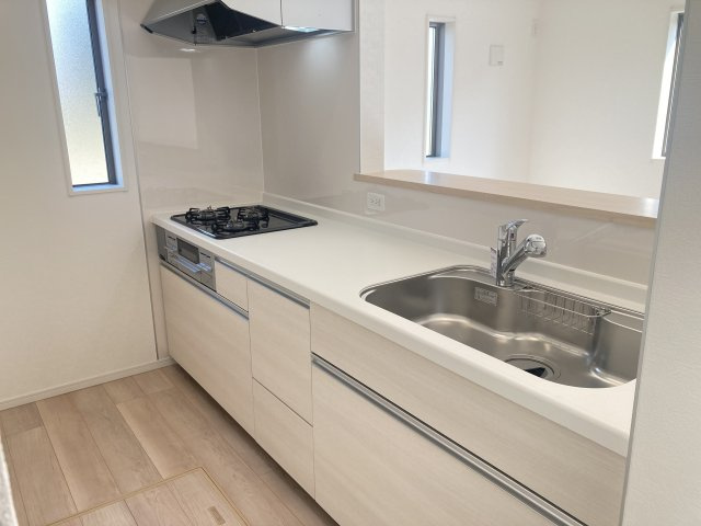 クレイドルガーデン高崎市箕郷町上芝第7　３号棟のキッチン|人気のカウンターキッチン採用です☆
コンロも３口ご用意しています！調理スペースも広くストレスなくお料理できます。
浄水器つきなので美味しいお水も飲めますよ♪