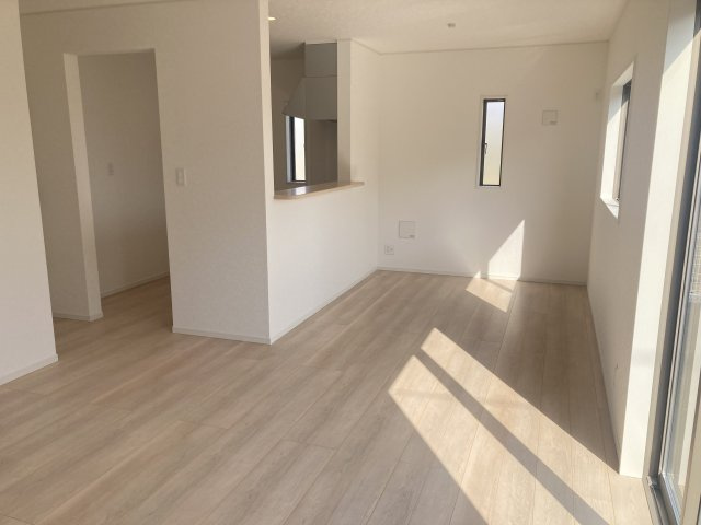 クレイドルガーデン高崎市箕郷町上芝第7　３号棟の居間・リビング|ゆったり過ごせる18帖リビングです
人気の対面式キッチンを配した空間はお好みの家具も合わせやすく、家族がくつろぐ快適な空間造りをサポート。窓からは明るい陽光が差し込みます。