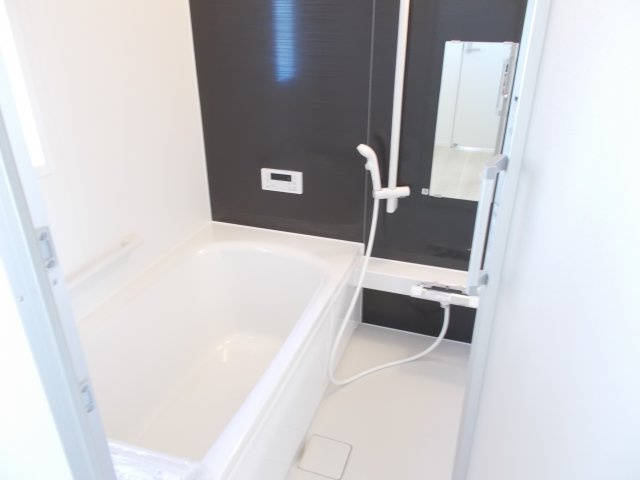 クレイドルガーデン高崎市箕郷町上芝第7　３号棟の浴室|１坪タイプのフルオートバスです！
足を延ばして入れる広さなので一日の疲れも癒されますよ♪
室内物干しや浴室乾燥機もあるのでお天気の悪い日にはランドリースペースとしてもご利用できます！