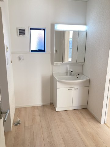 クレイドルガーデン高崎市箕郷町上芝第7　３号棟の独立洗面台|シャワー水栓付き洗面台で朝の身支度もバッチリです！
洗面台には収納スペースもあり洗面室もすっきり片付きますよ！