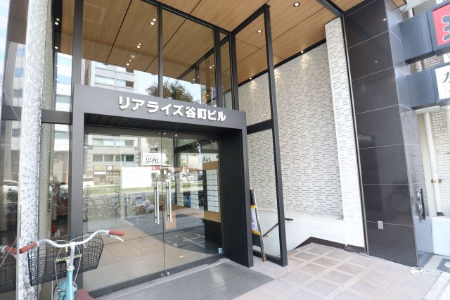 リアライズ谷町ビルのエントランス