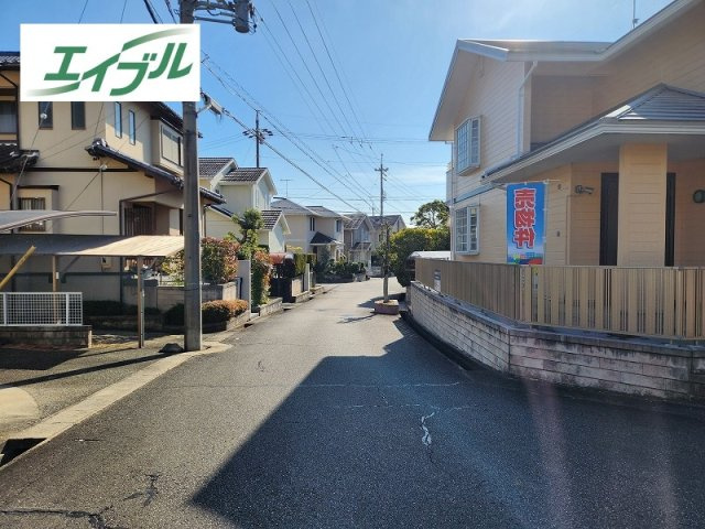 小牧市光ヶ丘4丁目　中古戸建の前面道路含む現地写真