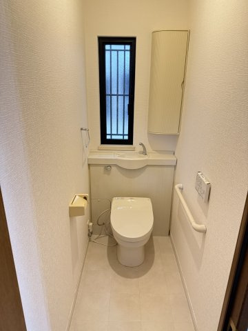 八幡町貸戸建のトイレ|1階トイレ温水洗浄暖房便座付き