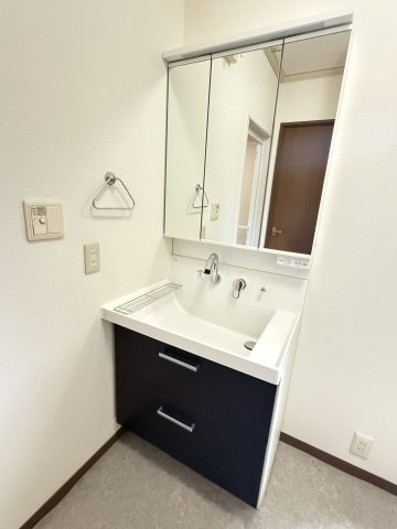 八幡町貸戸建の独立洗面台|洗髪洗面化粧台