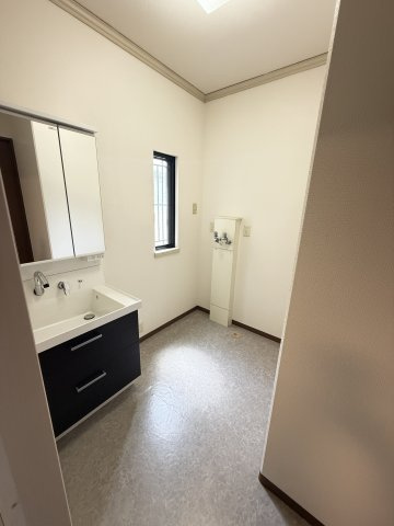 八幡町貸戸建の洗面所