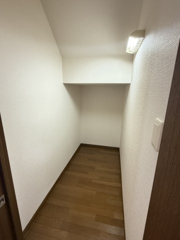 八幡町貸戸建の収納|1階階段下収納