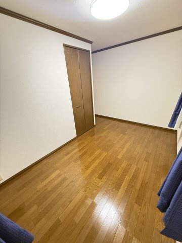 八幡町貸戸建の子供部屋|2階洋室