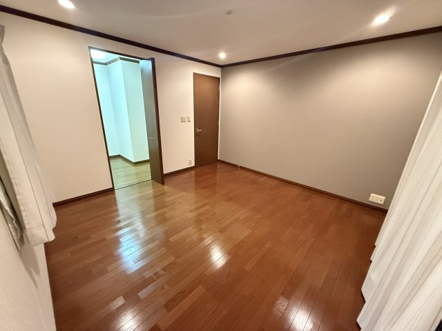 八幡町貸戸建の洋室|2階主寝室、ウォークインクローゼット