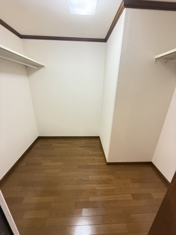 八幡町貸戸建の収納|ウォークインクローゼット