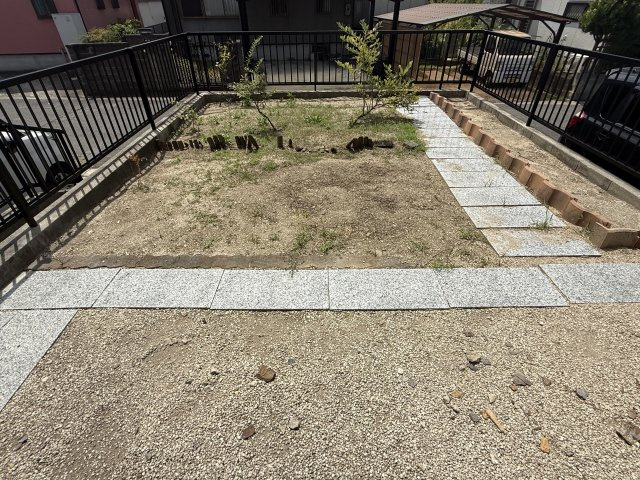 八幡町貸戸建の庭