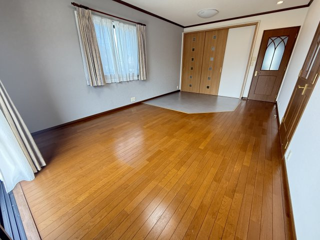 八幡町貸戸建の居間・リビング|リビング12帖