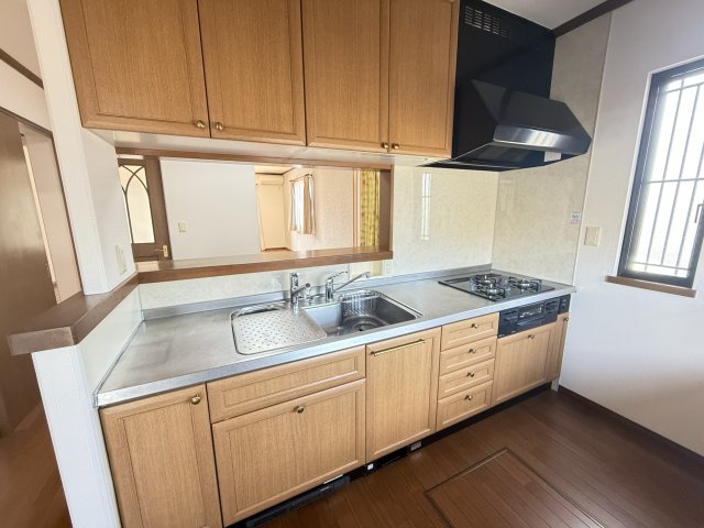 八幡町貸戸建のキッチン|カウンター式システムキッチン