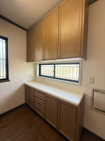 八幡町貸戸建の収納|キッチンカウンター収納