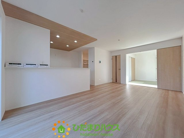 羽生市中岩瀬　新築一戸建て　03　グラファーレの居間・リビング|16帖の使いやすい広さです！