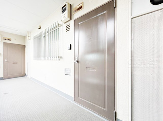 【その他共用部分】 | 皆様をお迎えする、お部屋の玄関ドア。開けやすさや開放角度、ドアノブの操作しやすさや鍵の形状などを、現地で一度ご確認ください。～即日のご見学可能～　お問合せはお気軽にどうぞ。