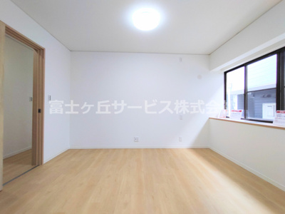 【居間・リビング】 | 豊川市三蔵子町野河薮 中古戸建て | 使いやすいリビングです