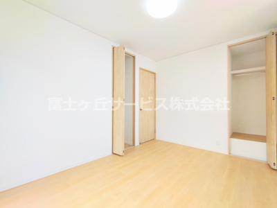 【寝室】 | 豊川市三蔵子町野河薮 中古戸建て | 6帖の洋室です