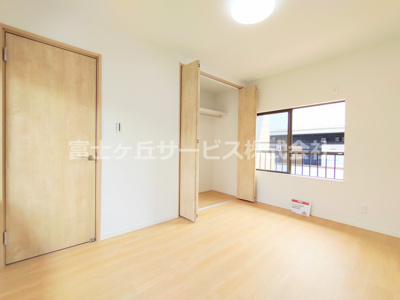 【子供部屋】 | 豊川市三蔵子町野河薮 中古戸建て | 6帖の洋室です