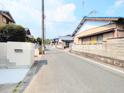 【前面道路含む現地写真】 | 豊川市三蔵子町野河薮 中古戸建て | 前面道路含む現地写真です