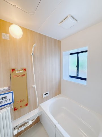 【中古戸建】伊勢崎市富塚町の浴室|■浴室｜デザイン性に優れた浴室♪1日の疲れを癒す、ゆったりとしたバスタイムをぜひお過ごしください(*＾＾*)大きな窓付きで嬉しい♪