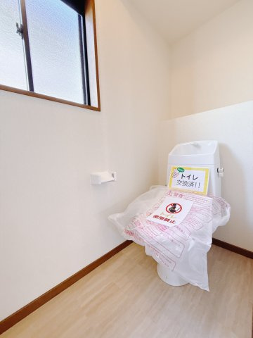 【中古戸建】伊勢崎市富塚町のトイレ|■トイレ｜1階と2階にトイレがございます♪壁には小物を置けるスペースがあるのでトイレットペーパーのストックを置いておくのにも便利です♪写真などを飾ってもおしゃれですね♪