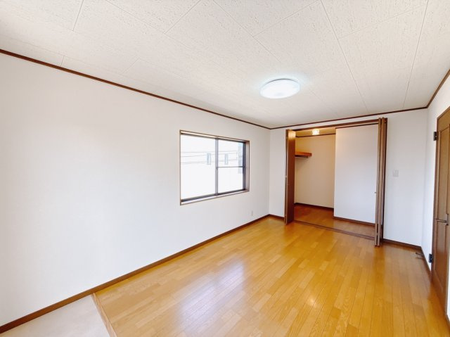 【中古戸建】伊勢崎市富塚町の寝室|■主寝室｜ダブルベッドを置いても充分な広さを2Ｆのお部屋に設けております。お子様と家族みんなで寝るのも夢じゃありません♪窓からは光が差し込むので日中でも明るいお部屋です。