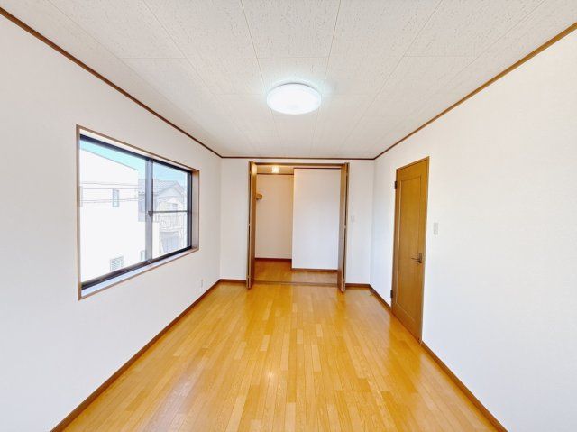 【中古戸建】伊勢崎市富塚町の寝室|■主寝室｜広い寝室ならインテリアも自由自在にお楽しみいただけます♪お外から帰ってきた後は寝室でゆっくり自分の時間をお過ごしください。