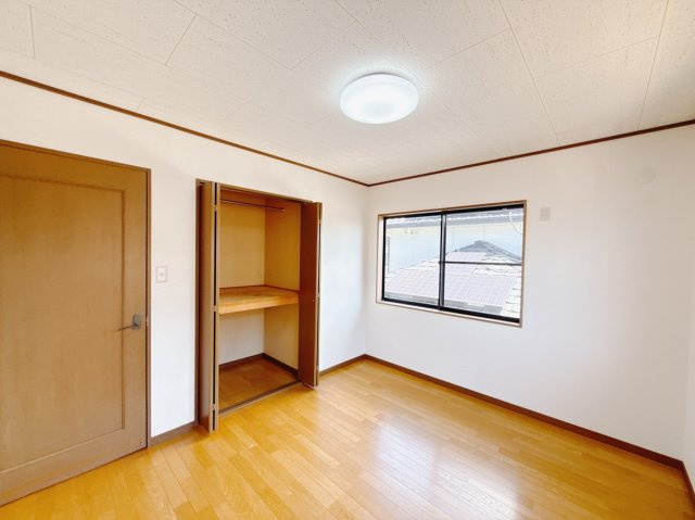 【中古戸建】伊勢崎市富塚町の洋室|■2階洋室｜お子様の一人部屋にピッタリな洋室。木のぬくもりを感じるフローリングは、天然木の味わいが時とともに深みを増していきます。また、傷にも強く、フリーワックスでお手入れもラクラクです♪