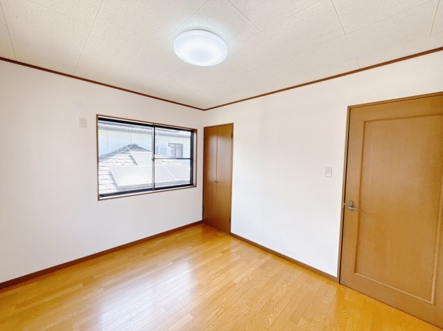 【中古戸建】伊勢崎市富塚町の洋室|■2階洋室｜子供部屋のメリットは「自立心を養うことができる」「自分で整理整頓できるようになる」そして、お子様が成長した際には「プライバシーを確保できる」といい事だらけ♪