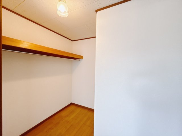 【中古戸建】伊勢崎市富塚町の収納|■収納｜お気に入りのお洋服もシワを作らずきれいに管理ができる夢のウォークインクローゼット！今お使いの収納ケースもスッポリそのまま収まる広さです♪