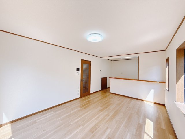 【中古戸建】伊勢崎市富塚町の居間・リビング|■リビング｜窓から射し込む陽射しが縦横に広がり、あたたかな空間が形づくられています。ここはご家族の笑顔集まる憩いの空間です( ＾＾ )