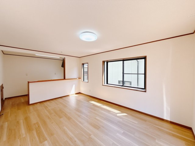 【中古戸建】伊勢崎市富塚町の居間・リビング|■リビング｜時の流れと共に陽射しは装いを変え空間に新たな彩りを与えます。一日中家に居ても飽きることなく過ごすことができる素敵な空間です♪