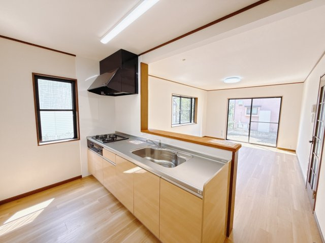 【中古戸建】伊勢崎市富塚町のキッチン|■リビング｜陽当たり良好のリビングダイニング♪賃貸では叶わなかった、お友達とのホームパーティや大音量で映画やテレビを楽しむことができます(*^^*)