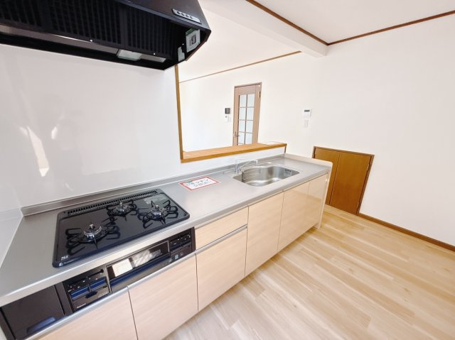 【中古戸建】伊勢崎市富塚町のキッチン|■キッチン｜作業がはかどる広々カウンタースペース。会話がはずむ「オープンキッチン」なので家族とのコミュニケーションも活発になります。