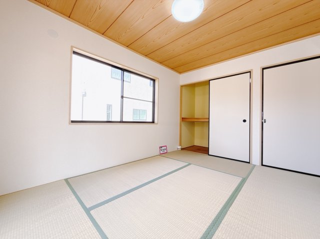 【中古戸建】伊勢崎市富塚町の和室|■1階和室｜意外と場所をとるアイロンがけや、お洗濯物を畳むときにも広々と使うことができ、ちょっと一休みしたいとき、すぐに横になれるのも魅力です♪