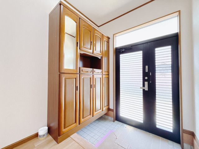 【中古戸建】伊勢崎市富塚町の玄関|■玄関｜毎日の「いってらっしゃい」や「お帰りなさい」を大切なご家族と過ごす玄関は〈使いやすさ〉を追求しております。玄関横の物入は急な来客時でもさっとお片付けできるスペースを確保しています。