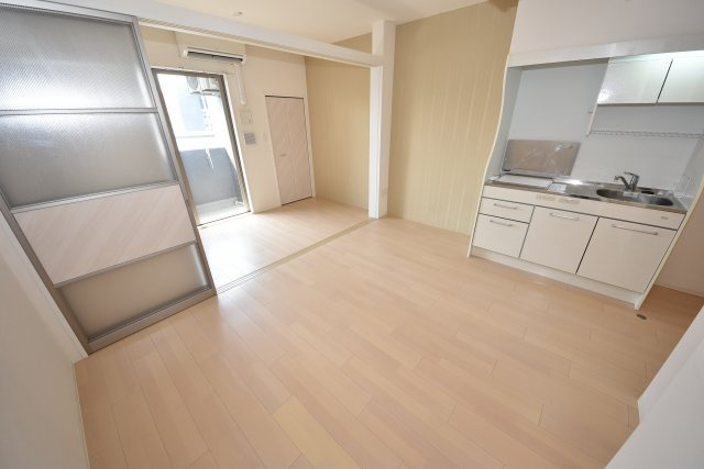 セレニテ北浜の居間・リビング|こちらのリビングで趣味の時間をお楽しみください