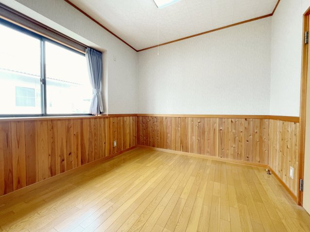 中古戸建・オール電化　郡山市亀田2丁目の洋室|腰壁がおしゃれな洋室！どの部屋も木のぬくもりを感じられるこだわりの内装です！