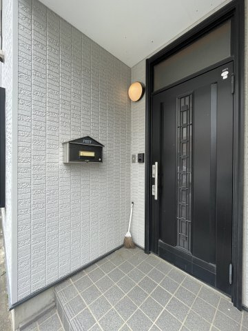 中古戸建・オール電化　郡山市亀田2丁目の玄関|カメラ付きインターホンのある玄関！室内から来訪者を確認できるのでセキュリティー対策もばっちり♪