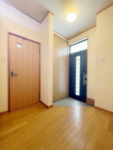 中古戸建・オール電化　郡山市亀田2丁目の洋室|玄関収納充実♪自然光を取り入れられる玄関は毎日気持ちよくお出かけができますね♪