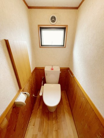 中古戸建・オール電化　郡山市亀田2丁目のトイレ|収納やタオルハンガー付きの温水洗浄便座付きトイレです！