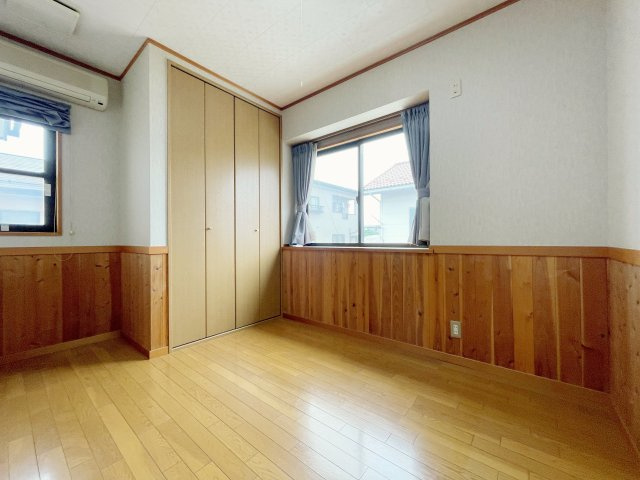 中古戸建・オール電化　郡山市亀田2丁目の洋室|2面採光で十分な明るさが取れる洋室！腰壁がアクセントとなりおしゃれな印象を与えます！