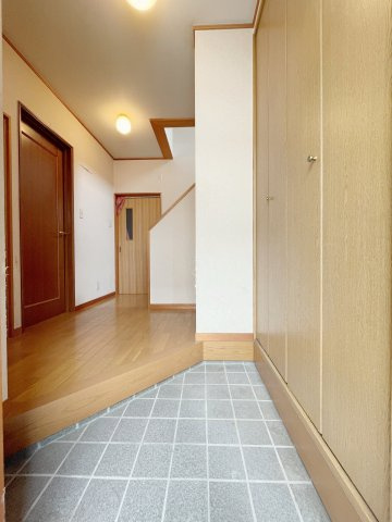 中古戸建・オール電化　郡山市亀田2丁目の玄関|収納が近いので靴の出し入れがしやすい！ちょうどよい段差があるのでお子様でも靴が履きやすい玄関です！