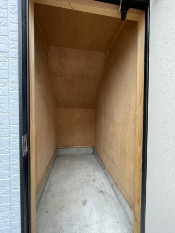 中古戸建・オール電化　郡山市亀田2丁目の駐車場|タイヤ置き場などにも便利な玄関隣のバイク置き場！雨にぬれずに大切なバイクが保管できますね♪