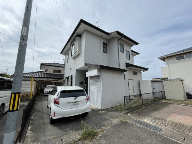 中古戸建・オール電化　郡山市亀田2丁目の駐車場|駐車場は縦列3台可(車種による)。奥にはカーポートが設置してあるので、大事なお車の収納にも便利♪