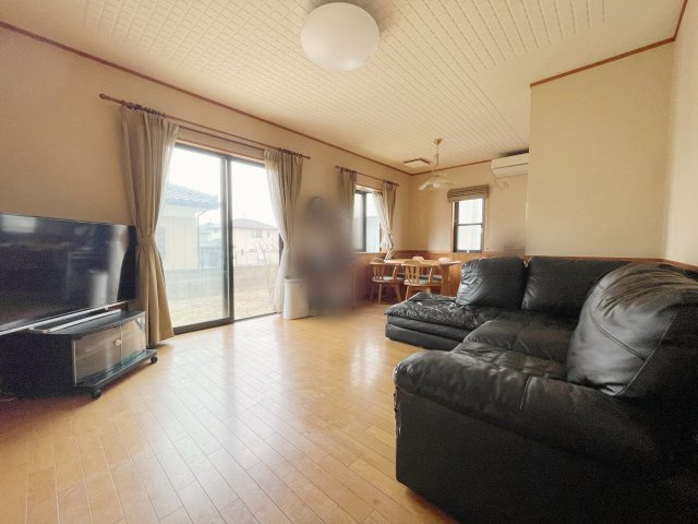 中古戸建・オール電化　郡山市亀田2丁目の居間・リビング|大きな掃き出し窓からは陽当たり良好なお庭も望めます！家族でくつろぐゆったりスペース♪