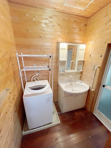 中古戸建・オール電化　郡山市亀田2丁目の洗面所|洗面室も無垢材を使用！ログハウスをイメージした空間になります！